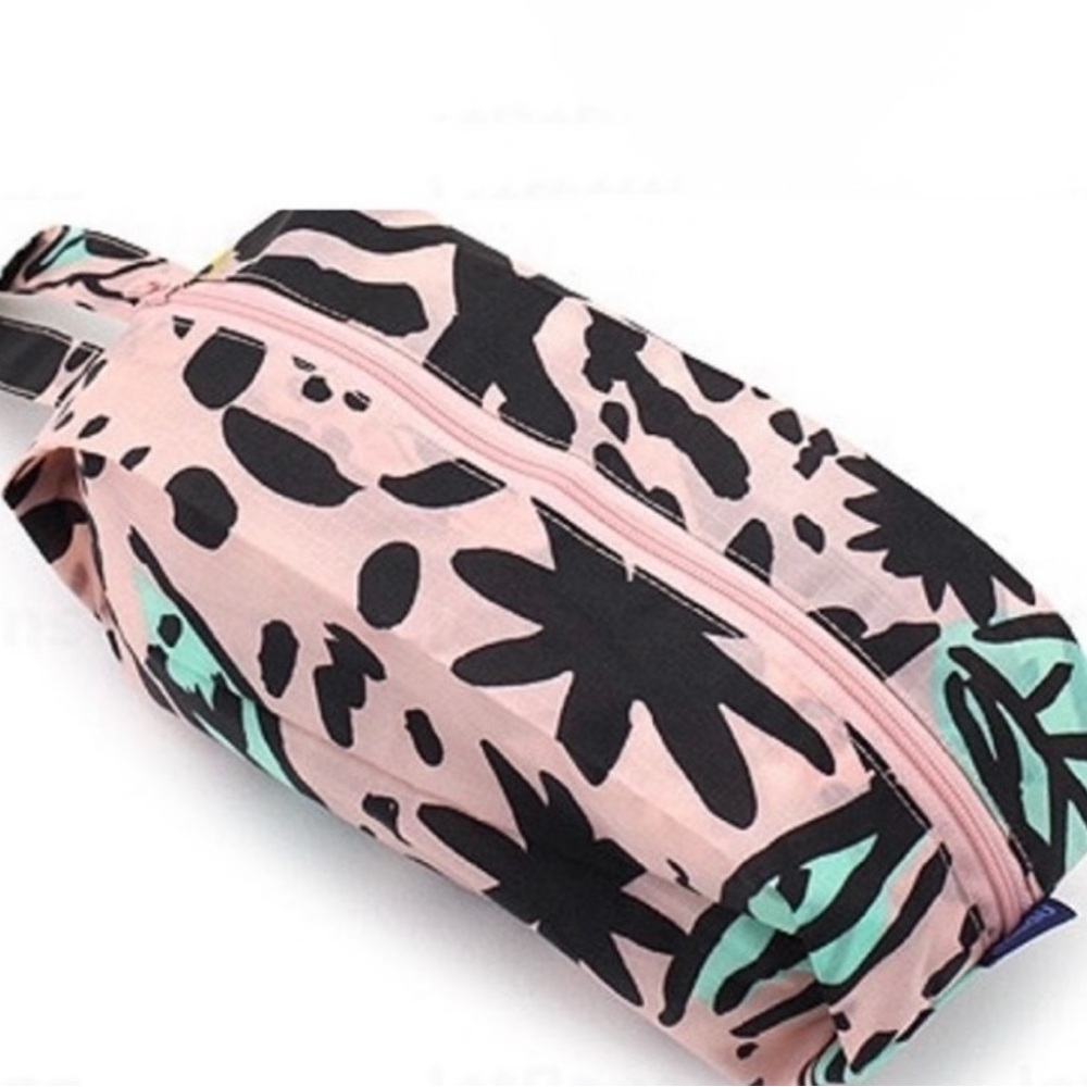 NWT BAGGU FLORAL Small 3D Zip Pouch